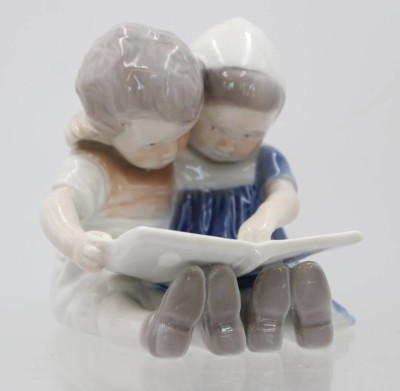 Auktion 369<br>Lesende Kinder, Bing & Gröndahl, Modellnr. 1567, H-10,5cm [1]