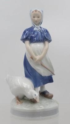 Auktion 369<br>Gänsemagd, Royal Copenhagen, Entw. Christian Thomsen, u. sign., Modellnr. 527, polychrom bemalt in Unterglasurfarben, auf rundem Sockel, H- 23,5 cm [1]