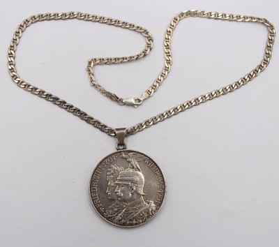 Auktion 369<br>925er Halskette mit Münzanhänger, 5-Reichsmark 1901, zus. ca. 39,4gr., Kette L-45cm Anhänger D-3,8cm [1]