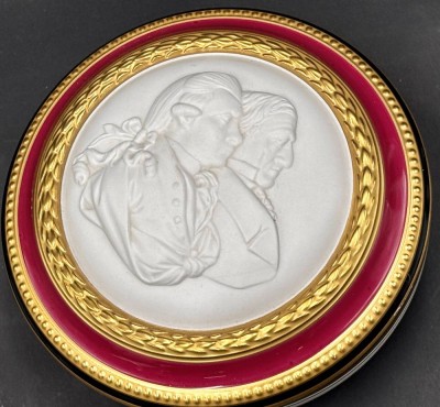 Auktion 369<br>Villeroy & Boch Vaudrevange Deckeldose mit 2 Portraits in Medaillon, H-8 cm, D-13 cm [1]