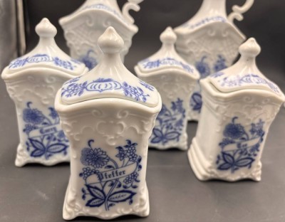 Auktion 369<br>4x Küchengefässe und 2 Flaschen 