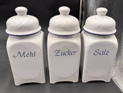 Auktion 369<br>3x gr. Küchengefässe, Mehl, Zucker und Salz, H-22 cm [1]