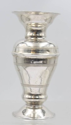 Auktion 369<br>Vase, Silber, arab. gepunzt, älter, ca. 161gr., div. Druckstellen, H-16,8cm [1]