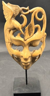 Auktion 369<br>Holzgeschnitzte Maske auf Stand,  H-34 cm [1]