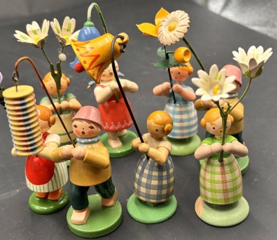 Auktion 369<br>8x alte Erzgebirge Blumenkinder etc., H-11 cm [1]