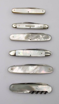 Auktion 369<br>6x div. kl. Taschenmesser mit Perlmuttgriffschalen, älter, ca. L-15cm [1]
