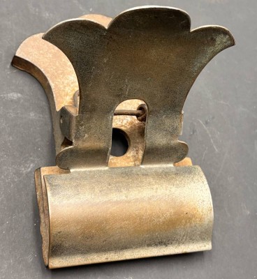Auktion 369<br>massive Art Deco  Wandklammer aus Eisen, wohl für Lampe?? ca. 9x9 cm oder Fahrplan-Halter öder ähnliches [1]
