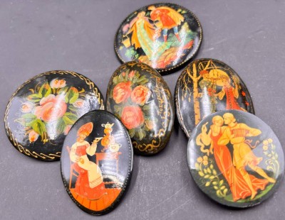 Auktion 369<br>6x Lack-Broschen, russische Volkskunst, handbemalt, H-6 cm, D-5 cm max. [1]