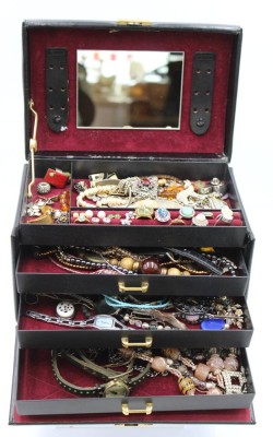 Auktion 369<br>Schmuckkoffer befüllt mit div. meist Modeschmuck, Kasten H-15cm B-24cm T-15,5cm [1]