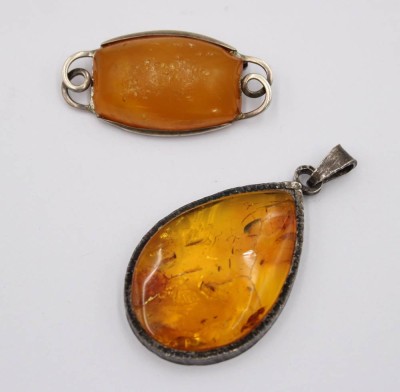 Auktion 369<br>Anhänger und Brosche, Bersntein, je in 800er Silberfassungen, älter, zus. ca. 15,5gr., Anh. L-5cm [1]