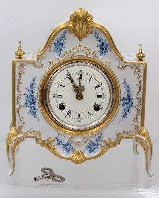 Auktion 369<br>schöne Porzellan-Tischuhr, Dresden, Alt Meissen, blaue floral Bemalung, Schlüsselwerk, Werk läuft an (ca.10sec.), ca. H-24cm B-21cm T-11cm [1]