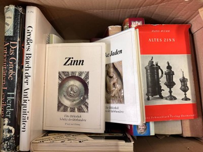 Auktion 369<br>17x Bücher über Antiquitäten, Porzellan, Fayencen, altes Zinn , antike Jadefiguren etc. [1]