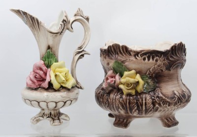 Auktion 369<br>Übertopf und Schenkkrug, Italien, Krug geklebt, Blüten teilw. bestossen, ca. H-25cm [1]