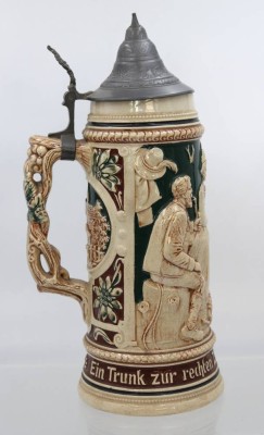 Auktion 371<br>hoher reliefierter Bierkrug mit Spruch, um 1900, Zinndeckel, H-31,5cm [1]