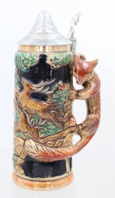 Auktion 369<br>Bierkrug mit Spieluhr, älter, Reliefdekor, Fuchs als Griff, ca. H-24cm [1]
