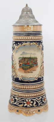 Auktion 369<br>hoher Bierkrug mit Hamburgansicht, Reliefdekor, Spieluhr defekt, ca. H-27cm [1]
