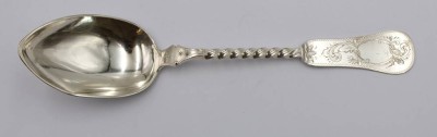 Auktion 369<br>antiker Silber-Löffel, gedrehter Stiel, ziseliert, verso Namengravur und datiert 1826, 50,7gr., L-21cm [1]
