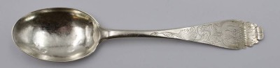 Auktion 369<br>antiker Silber-Löffel, ziseliert, verso Namengravur und datiert 1766, 45,5gr., L-22cm [1]