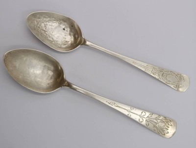 Auktion 369<br>2x antike Kaffeelöffel, Silber, Laffen mit Druckstellen, je ziseliert, zus. ca. 45,6gr., L-ca. 17cm [1]