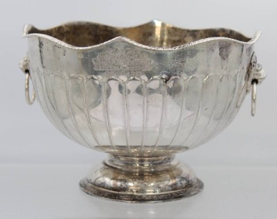 Auktion 369<br>Tafelaufsatz, England, versilbert, Vorderseite mit Gravur, Reitpreis, ca. H-15cm, D-22cm [1]