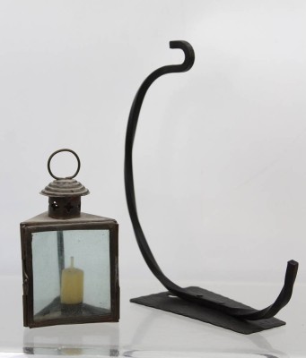 Auktion 369<br>kl. Windlicht mit Metall-Wandhalterung, älter, ca. T-20,5cm [1]