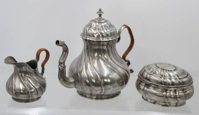 Auktion 369<br>Teekern, Zinn, 19. Jhd., Wellenmuster, Kanne ca. H-19,5cm [1]