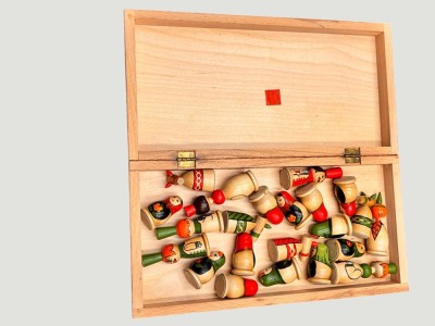 Auktion 369<br>Schachbrett mit nur 22 Schachfiguren, russische Volkskunst, Handarbeit [1]