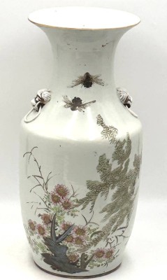 Auktion 369<br>hohe China-Vase, floral bemalt, verso chines. Schriftzeichen, wohl 19,Jhd? H-42 cm, D-ca. 20 cm [1]