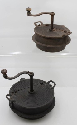 Auktion 369<br>2x div. alte Herd-Kaffeeröster, Altersspuren, ca. D-24cm [1]
