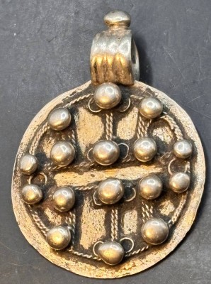 Auktion 369<br>tibetisch-buddhistisches Amulett, Silber geprüft, H-ca. 4 cm, 10,3 gr., [1]