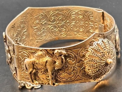 Auktion 369<br>Massives, Hamsa-Armreif, handgefertigt von Miriam Fatima,  versilbert, mit Kamelen und Arabesken, [1]