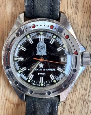 Auktion 369<br>mechanische russische Armbanduhr der Marke Vostok, Modell Komandirskie. Automatik, Ziffernblatt mit KGB Logo, wohl Kaliber2416, rückseitig Nummer 1232-1999, Tragespuren, Werk läuft, [1]
