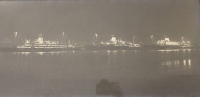 Auktion 369<br>gerahmter Fotografie eines Schiffskonvois, bez. M. Rubbens fils. Antwerpen, ger./Glas, RG 42 x 74cm [1]