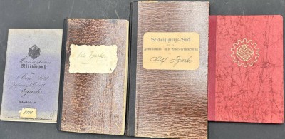 Auktion 369<br>4x div. Papiere, 1x Militärpaß Kaiserreich, Kladde mit 16 Soldatenfotos 1916-18,  Invaliditäts-Bescheinigungsbuch 1905, Arbeitsfront-Mitgliedsbuch 3.Reich [1]