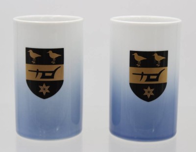 Auktion 369<br>2x Andenkenvasen, Bing & Gröhndahl, Videbæk Kommune, ca. H-12cm [1]