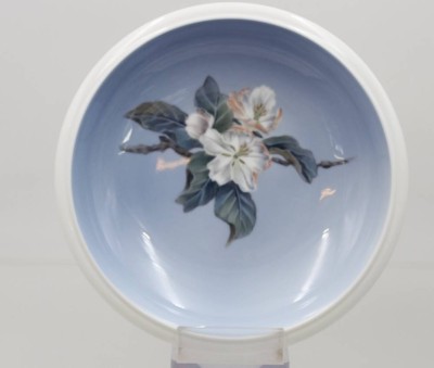 Auktion 369<br>Schale mit floralem Dekor, Royal Copenhagen, ca. H-4cm D-20,5cm [1]