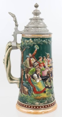 Auktion 369<br>hoher reliefierter Bierkrug, älter, Zinndeckel mit Gravur 