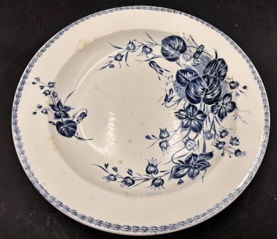 Auktion 369<br>grosse Schale  mit Blätterdekor, H-5 cm, D-31 cm  