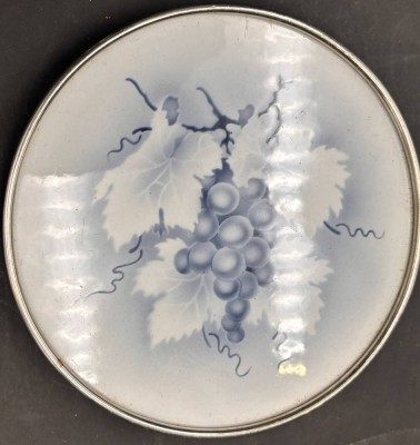 Auktion 369<br>Keramik-Untersetzer mit Metall-Montur, Traubendekor, D-15 cm [1]