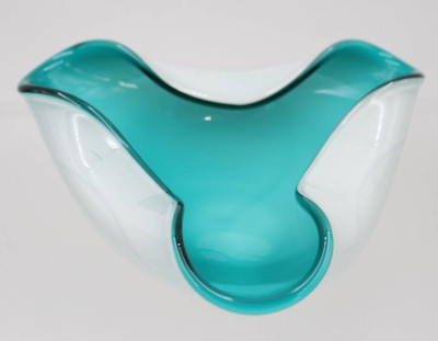 Auktion 369<br>Kunstglasschale, weiß/türkis, ca. H-5,5cm D-15cm [1]