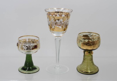 Auktion 369<br>2x Andenken-Weinrömer sowie ein hohes Weinglas, je mit Goldekoren, ca. H-19,5 bis H-10,5cm [1]