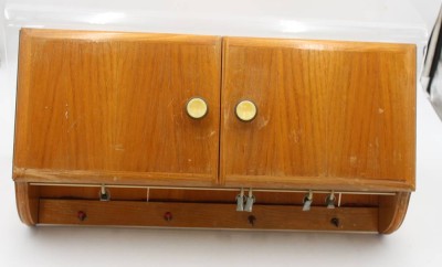 Auktion 372<br>kl. Bad-Hängeschrank, 30/40er Jahre, Altersspuren, ca. 25 x 70 x 12,5cm [1]