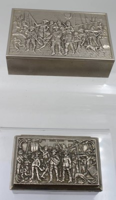 Auktion 369<br>2x div. Metalldosen, Landsknechtszenen, älter, Größte ca. H-3,5cm B-12cm T-8cm [1]