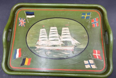 Auktion 369<br>gr. Holz-Tablett, bemalt mit Segelschiff und Fahnen, 45x33 cm [1]