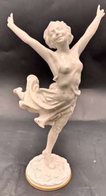 Auktion 369<br>tanzende Frau von Hutschenreuther, H-28 cm, ein Finger beschädigt, signiert Karl Tutter [1]