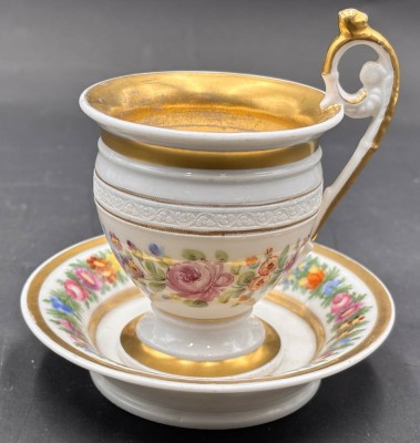 Auktion 369<br>Biedermeier-Tasse mit U.T.,  Blumendekor und Gold 