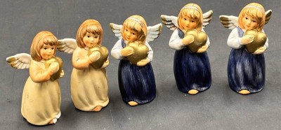 Auktion 369<br>5x kleine Goebel Engel mit Herzen, H-6 cm, 1x Fuss bestossen [1]