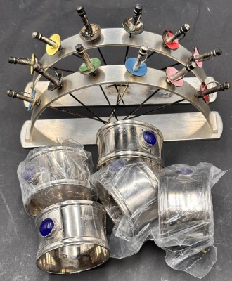 Auktion 369<br>Lot-5x Serviettenringe und 2x Käsespiesse in Halter, versilbert, Emaille tw. berieben [1]