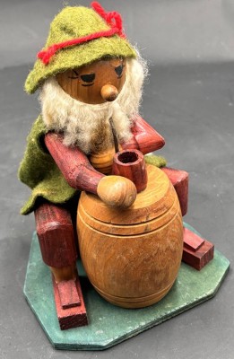 Auktion 369<br>vintage Erzgebirge Rauchverzehrer, Mann mit Fass, H-17 cm [1]