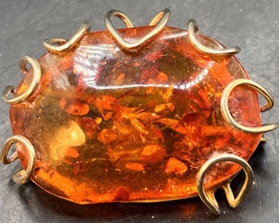 Auktion 369<br>Bernstein-Brosche mit Einschlüssen, Silber-925- vergoldet, B-3,5 cm, 7,51 gr [1]